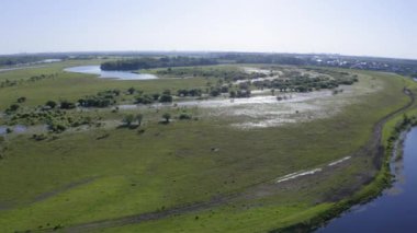 Bahar zamanı, günbatımında yüksek suyun hava aracı görüntüleri.