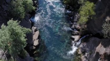 Türkiye 'deki Koprulu Kanyonu' ndan akan şelaleli dağ nehrinin insansız hava aracı görüntüleri