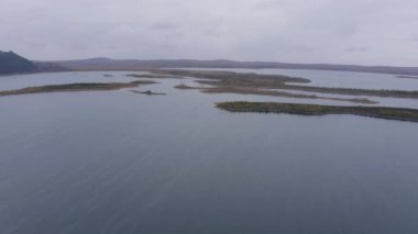 Borovoe ve Great Chebachye Lakes in Natonal Park Burabay Borovoe, Kazakistan 'daki hava aracı görüntüleri. Mavi Dağ Kokshe Tau Kış manzarasında.