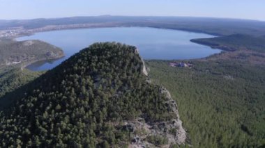 Okzhetpes Dağı ve Borovoe Gölü 'nün Natonal Park Burabay Borovoe, Kazakistan' daki hava aracı görüntüleri.