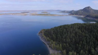 Ulken Shabakty Gölü Büyük Chebachye Gölü 'nün Natonal Park Burabay Borovoe, Kazakistan' daki insansız hava aracı görüntüleri. Popüler turizm merkezi