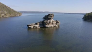 Borovoe, Burabay, Natonal Park 'taki Zhumbaktas Kayası ve Borovoe Gölü' nün insansız hava aracı görüntüleri. Kazakistan