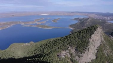 Ulken Shabakty Gölü Büyük Chebachye Gölü 'nün Natonal Park Burabay Borovoe, Kazakistan' daki insansız hava aracı görüntüleri. Popüler turizm merkezi