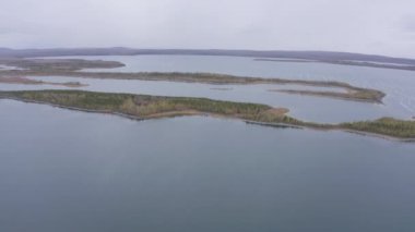 Borovoe ve Great Chebachye Lakes in Natonal Park Burabay Borovoe, Kazakistan 'daki hava aracı görüntüleri. Mavi Dağ Kokshe Tau Kış manzarasında.