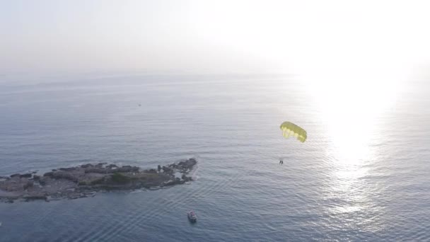 Парасейлінг Жовтому Парашуті Човном Над Синім Морем Заході Сонця — стокове відео