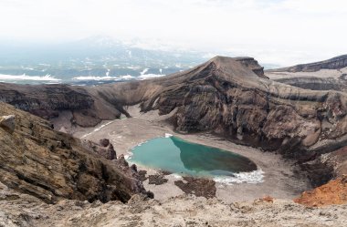 Gorely volkanı kraterindeki mavi gölün hava aracı fotoğrafı. Kamçatka Yarımadası, Rusya