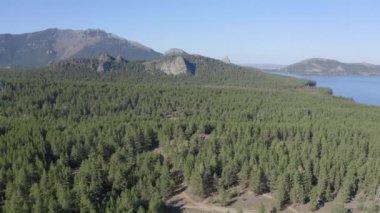 Natonal Park 'taki Burabay Borovoe, Kazakistan yakınlarındaki kaya kalıntılarının insansız hava aracı görüntüleri. Popüler turizm merkezi