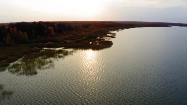 日落时在湖中航行的船只的航拍 — 图库视频影像