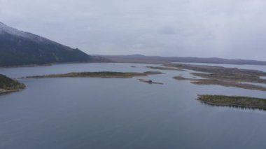 Borovoe ve Great Chebachye Lakes in Natonal Park Burabay Borovoe, Kazakistan 'daki hava aracı görüntüleri. Mavi Dağ Kokshe Tau Kış manzarasında.