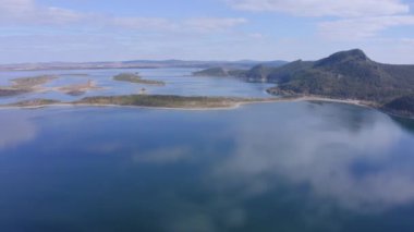 Ulken Shabakty Gölü Büyük Chebachye Gölü 'nün Natonal Park Burabay Borovoe, Kazakistan' daki insansız hava aracı görüntüleri. Popüler turizm merkezi