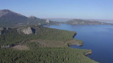 Kazakistan, Burabay Borovoe, Natonal Park 'taki Okzhetpes Dağı ve Borovoe Gölü' nün insansız hava aracı görüntüleri. Popüler turizm merkezi