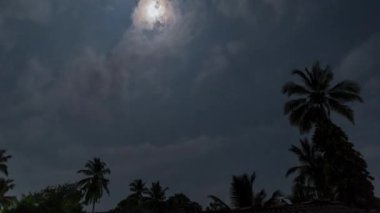 Sri Lanka 'da gece vakti yağmur bulutları ve dolunay.