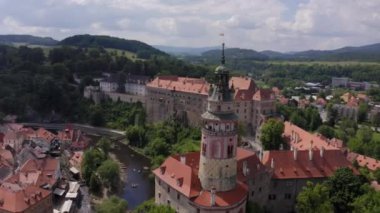 Çek Cumhuriyeti Cesky Krumlov 'daki inanılmaz güzel ev ve kalelerin insansız hava aracı görüntüleri