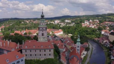 Çek Cumhuriyeti Cesky Krumlov 'daki inanılmaz güzel ev ve kalelerin insansız hava aracı görüntüleri