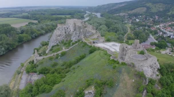 斯洛伐克布拉迪斯拉发附近德温城堡的无人驾驶飞机录像 — 图库视频影像