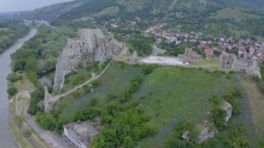 Bratislava, Slovakya yakınlarındaki Devin kalesinin insansız hava aracı görüntüleri.
