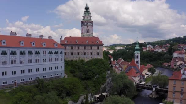 捷克共和国Cesky Krumlov令人难以置信的漂亮房屋和城堡的无人驾驶飞机镜头 — 图库视频影像