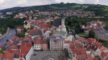 Çek Cumhuriyeti Cesky Krumlov 'daki inanılmaz güzel ev ve kalelerin insansız hava aracı görüntüleri