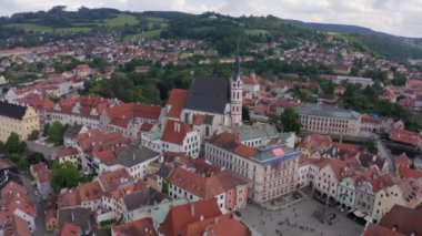 Çek Cumhuriyeti Cesky Krumlov 'daki inanılmaz güzel ev ve kalelerin insansız hava aracı görüntüleri