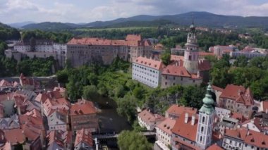 Çek Cumhuriyeti Cesky Krumlov 'daki inanılmaz güzel ev ve kalelerin insansız hava aracı görüntüleri