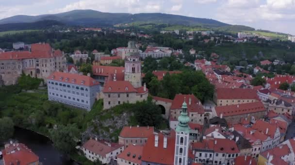 チェスキー クルムロフ チェコ共和国の信じられないほど美しい家と城の航空無人機の映像 — ストック動画