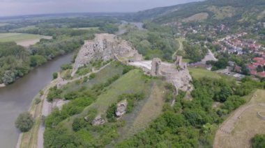 Bratislava, Slovakya yakınlarındaki Devin kalesinin insansız hava aracı görüntüleri.