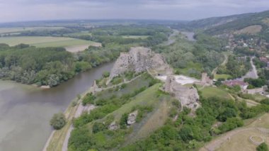 Bratislava, Slovakya yakınlarındaki Devin kalesinin insansız hava aracı görüntüleri.