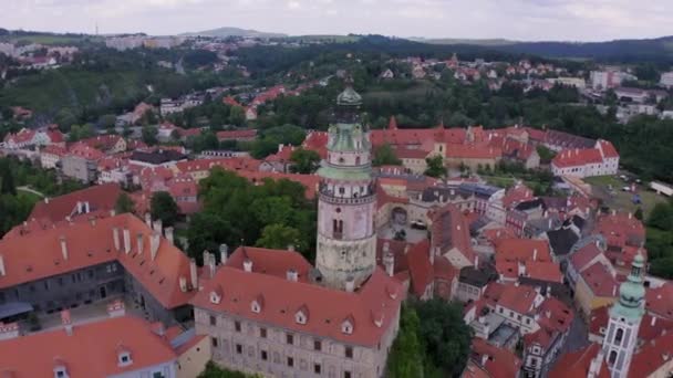 捷克共和国Cesky Krumlov令人难以置信的漂亮房屋和城堡的无人驾驶飞机镜头 — 图库视频影像