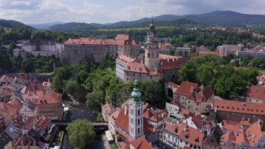 Çek Cumhuriyeti Cesky Krumlov 'daki inanılmaz güzel ev ve kalelerin insansız hava aracı görüntüleri