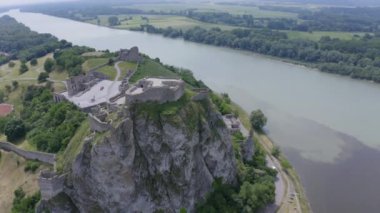 Bratislava, Slovakya yakınlarındaki Devin kalesinin insansız hava aracı görüntüleri.