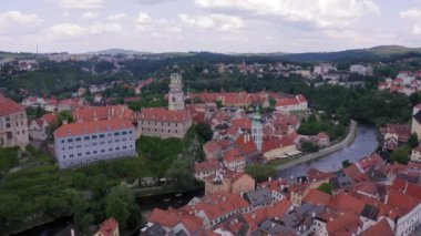 Çek Cumhuriyeti Cesky Krumlov 'daki inanılmaz güzel ev ve kalelerin insansız hava aracı görüntüleri