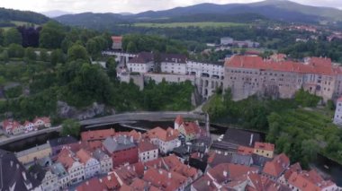 Çek Cumhuriyeti Cesky Krumlov 'daki inanılmaz güzel ev ve kalelerin insansız hava aracı görüntüleri