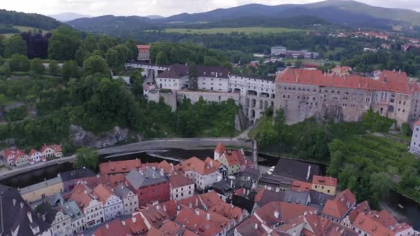チェスキー クルムロフ チェコ共和国の信じられないほど美しい家と城の航空無人機の映像 — ストック動画