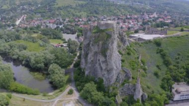 Bratislava, Slovakya yakınlarındaki Devin kalesinin insansız hava aracı görüntüleri.