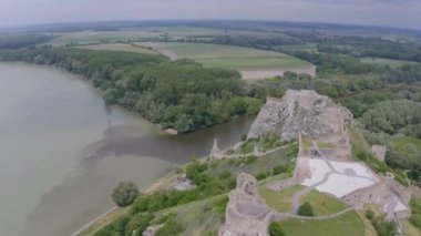 Bratislava, Slovakya yakınlarındaki Devin kalesinin insansız hava aracı görüntüleri.