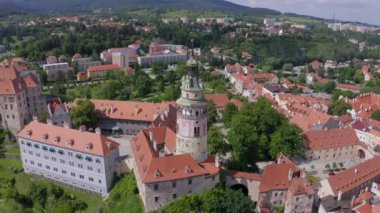 Çek Cumhuriyeti Cesky Krumlov 'daki inanılmaz güzel ev ve kalelerin insansız hava aracı görüntüleri