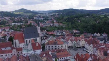 Çek Cumhuriyeti Cesky Krumlov 'daki inanılmaz güzel ev ve kalelerin insansız hava aracı görüntüleri