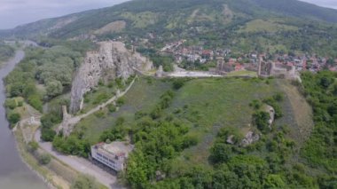 Bratislava, Slovakya yakınlarındaki Devin kalesinin insansız hava aracı görüntüleri.