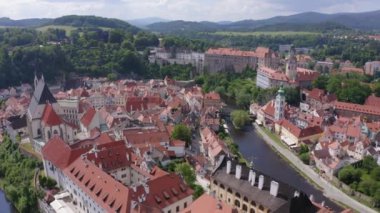 Çek Cumhuriyeti Cesky Krumlov 'daki inanılmaz güzel ev ve kalelerin insansız hava aracı görüntüleri