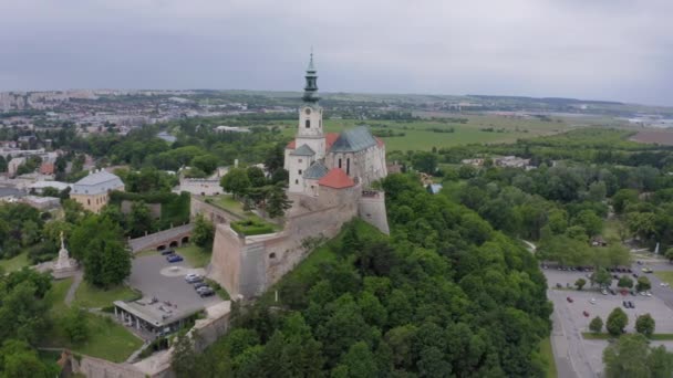 ニトラ城の空中ドローン映像 城の中心はセント エマーシャル大聖堂である スロバキア — ストック動画