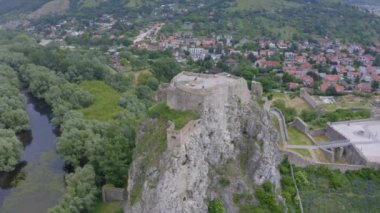 Bratislava, Slovakya yakınlarındaki Devin kalesinin insansız hava aracı görüntüleri.