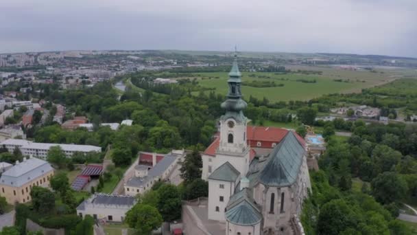 ニトラ城の空中ドローン映像 城の中心はセント エマーシャル大聖堂である スロバキア — ストック動画