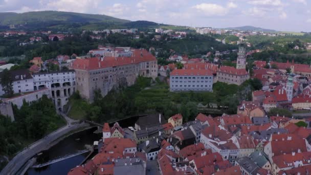 チェスキー クルムロフ チェスキー クルムロフの城のあるおとぎ話の町と美しい家の空中ドローン映像 — ストック動画