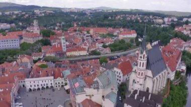 Çek Cumhuriyeti Cesky Krumlov 'da şatosu olan masal kasabasının ve güzel evlerin insansız hava aracı görüntüleri.