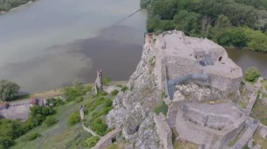 Bratislava, Slovakya yakınlarındaki Devin kalesinin insansız hava aracı görüntüleri.