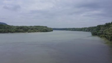 Morava ve Tuna nehirlerinin hava görüntüleri, Slovakya 'nın Bratislava kenti yakınlarındaki Devin Kalesi yakınlarındaki suları böldü.
