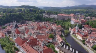 Çek Cumhuriyeti Cesky Krumlov 'da şatosu olan masal kasabasının ve güzel evlerin insansız hava aracı görüntüleri.