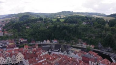 Çek Cumhuriyeti Cesky Krumlov 'da şatosu olan masal kasabasının ve güzel evlerin insansız hava aracı görüntüleri.