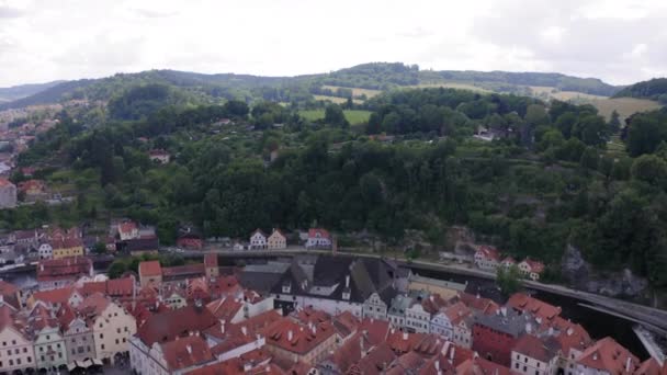 捷克共和国Cesky Krumlov童话般的小镇和有城堡的漂亮房子的无人驾驶飞机镜头 — 图库视频影像
