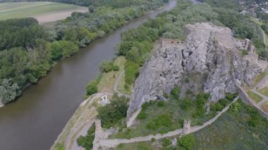 Bratislava, Slovakya yakınlarındaki Devin kalesinin insansız hava aracı görüntüleri.
